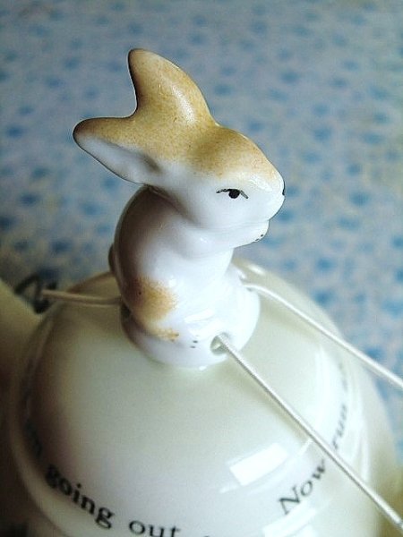 画像1: うさぎのドリップキャッチャー　ティ－ポット　ミニチュア　ドイツ　陶器　 (1)