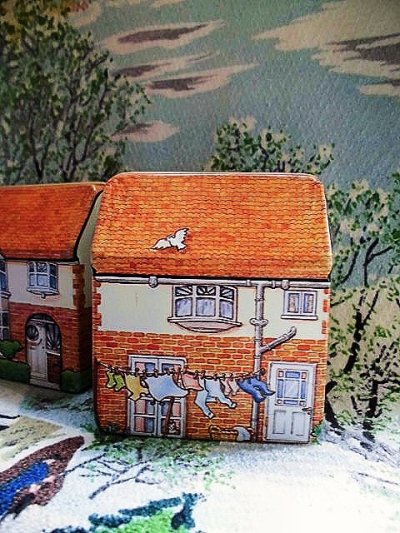 画像2: 張出し窓のある小さな家　ブリキ缶　カントリーハウス　　英国　