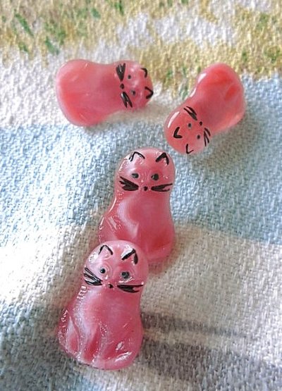 画像2: ムーングロウガラス　桜色の猫　チェコボタン　ねこ
