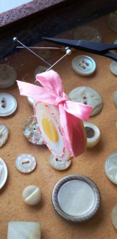 画像3: マザーオブパールの小さなピンホルダー　ピンクッション　裁縫　2．