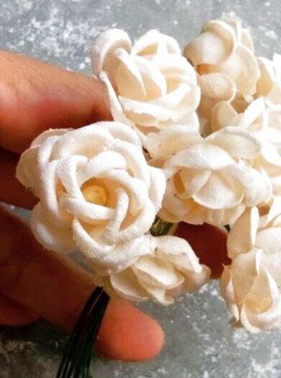 画像1: バニラ色の布花　ホワイトローズ　アンティークコサージュ   ★薔薇のブーケ　ドール制作    　　
