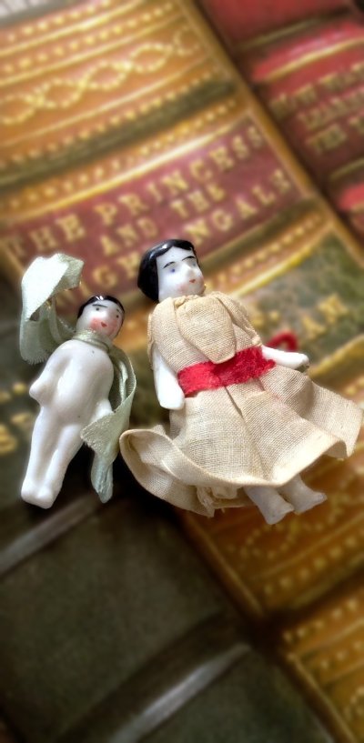 画像1: 白いミニチュアドール　フローズンシャーロット ２体　人形遊び 　１９世紀　　　　　　