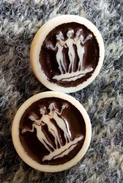 画像1: デザインの素敵な ARTID BUTTON ３女神   チョコレートカラー   ★ボタンコレクション (1)