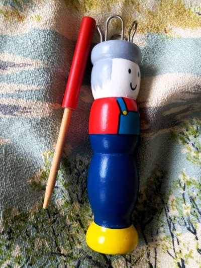 画像1: サロペットの男の子　リリアン編み　木製人形　ドイツ　ヴィンテージ