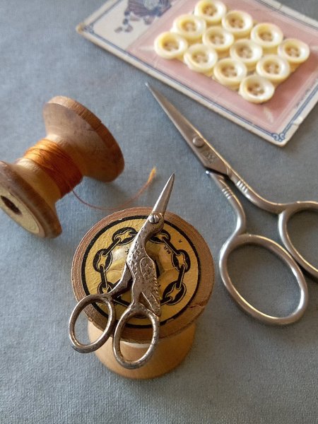 右の刺繍鋏はサイズ比較用です。