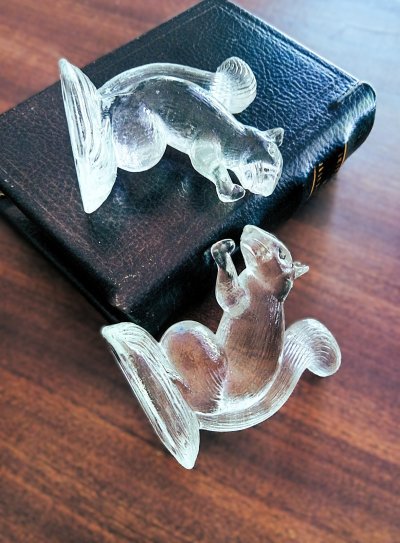 画像1: ガラスの置物　小さなリス　窓辺のオブジェ　硝子のりす
