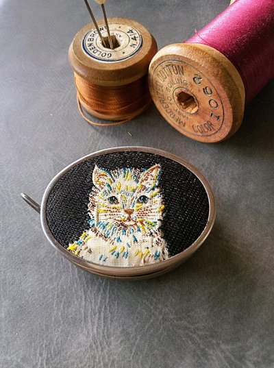画像1: テープメジャー　おすまし猫さんの刺繍　ヴィンテージ　裁縫コレクション