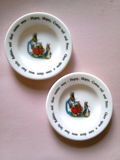 画像1: HAPPY PRICE！ウェッジウッドのミニチュアの皿　７，８ｃｍ　ピーターラビット　from  LONDON　