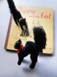 手前の黒猫です。