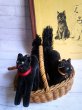 左の黒猫です。