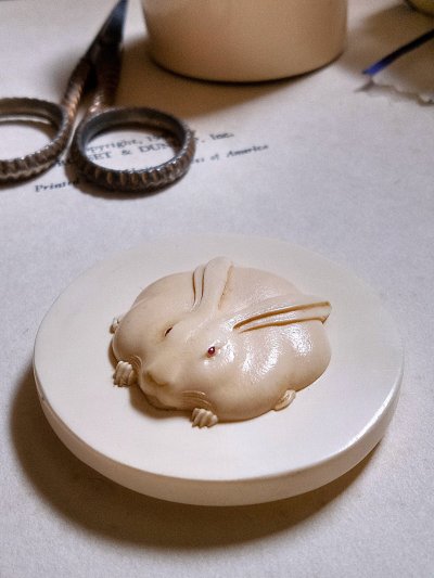 画像2: 象牙色のうさぎさん　セルロイドケース　ヴィンテージの蓋物　フレンチアイボリー