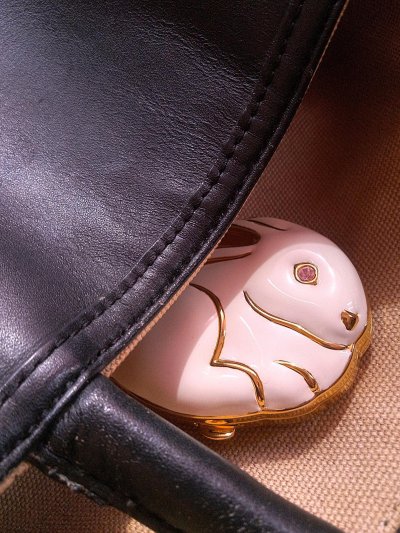 画像1: エスティ ローダー　うさぎのコンパクト 　エナメル 　２０１０年