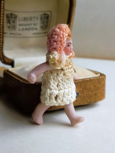 画像1: ニットドレスのミニチュアドール　３，５ｃｍ　HERTWIG　人形の家　ブランケット　