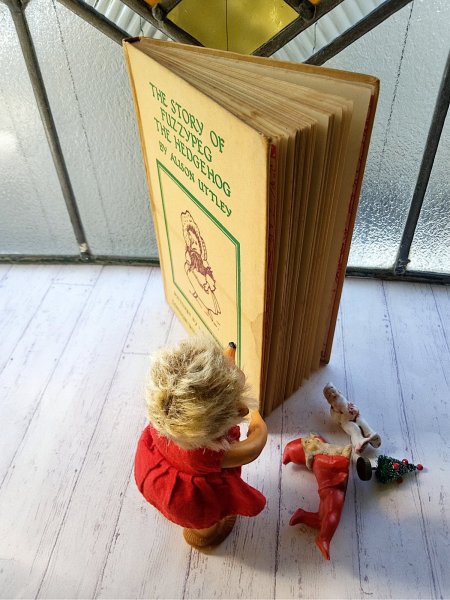 画像4: ハリネズミの女の子と絵本　＆サンタクロース　シュタイフ　ヘッジホッグ (4)