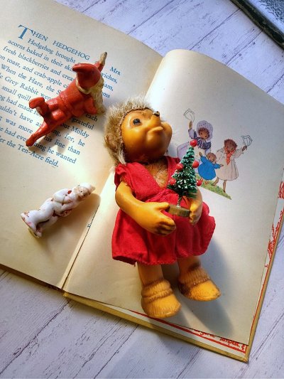 画像1: ハリネズミの女の子と絵本 &サンタクロース シュタイフ ヘッジホッグ