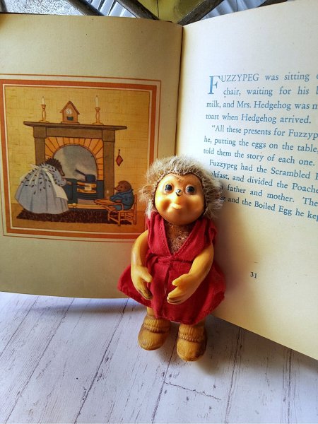 画像2: ハリネズミの女の子と絵本　＆サンタクロース　シュタイフ　ヘッジホッグ (2)