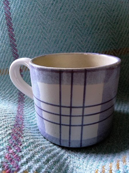 画像1: ブルーチェックのマグカップ　スモールサイズ　ANTA　 SCOTLAND (1)