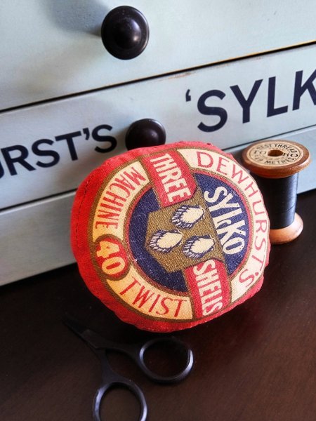 画像1: ピンクッション　SYLKO　英国　ヴィンテージ 　針さし　ソーイングコレクション (1)