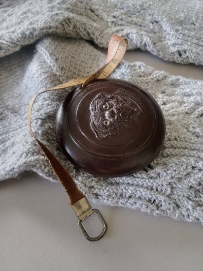 画像3: アンバーの眼をしたワンコ アンティークのテープメジャー 英国 コレクション