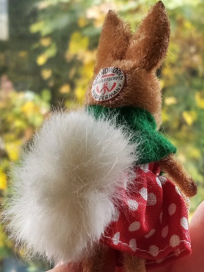 画像1: 赤いスカート履いたうさぎの女の子　ドイツ　WAGNER　kunstlerschutz