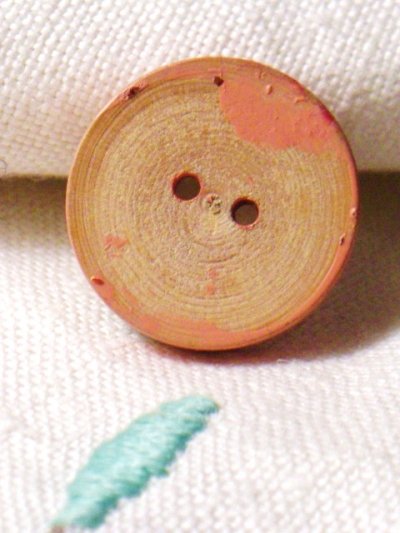 画像1: ＷＯＯＤ　ＢＵＴＴＯＮ　にんじんを持つウサギ