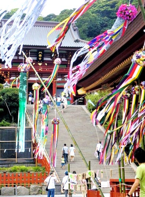   梅雨空に  