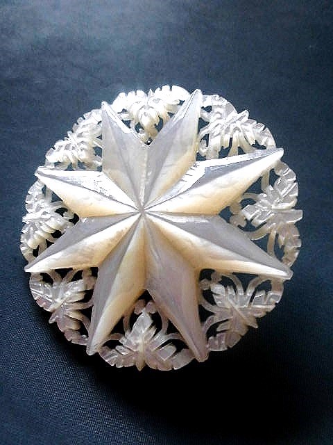 ☆ 祈りを込めて手彫りされた貝のブローチ ４ｃｍ 白いアクセサリー 